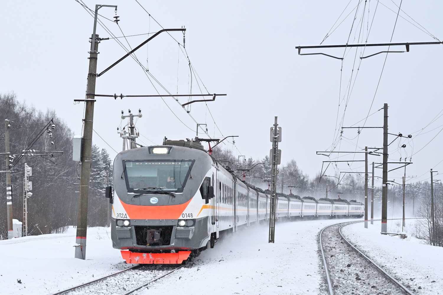 Электрички белый минутка. Эп2д 0148. Эп2д спереди. Эп2д остановка. Белая электричка.