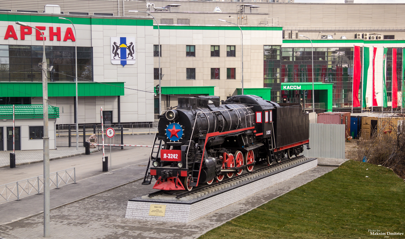 Л-3242; Zapadnosibirska željeznica — Monuments