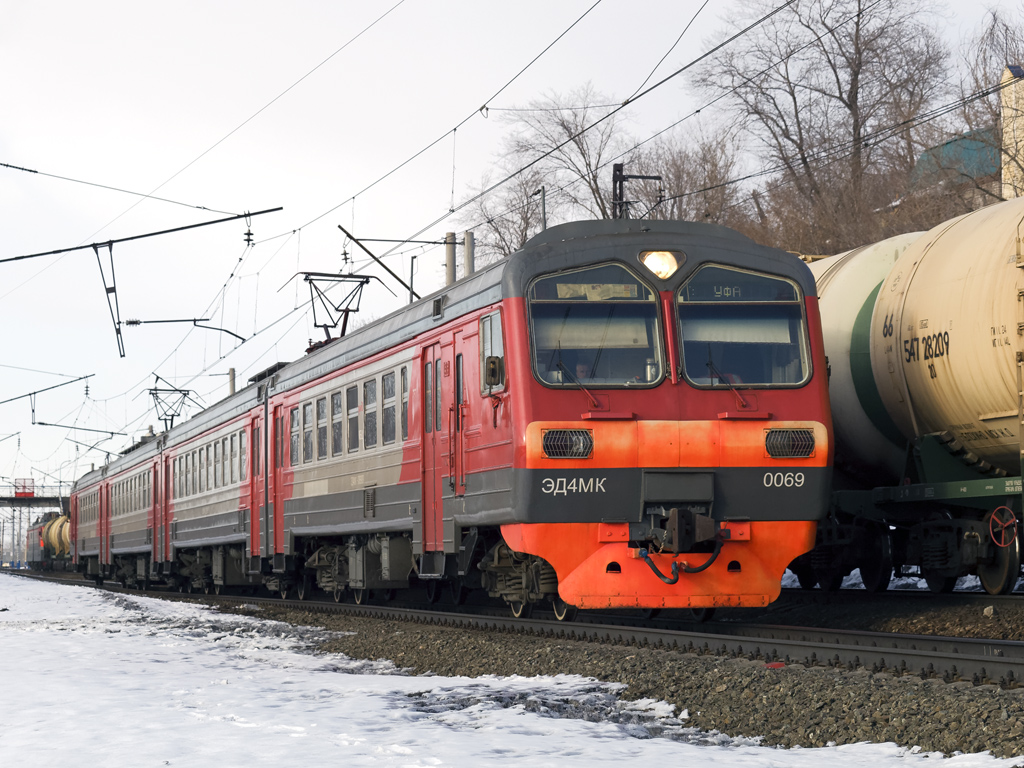 Правая белая. Эд4мк 0069. Эд4мк 0028 авария.