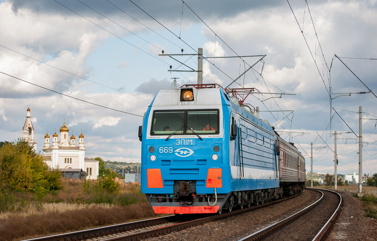 Поезд 274 адлер северобайкальск. Пассажирский электровоз эп1м. Локомотив эп1. Пассажирский Локомотив эп1. Эп1м-669.