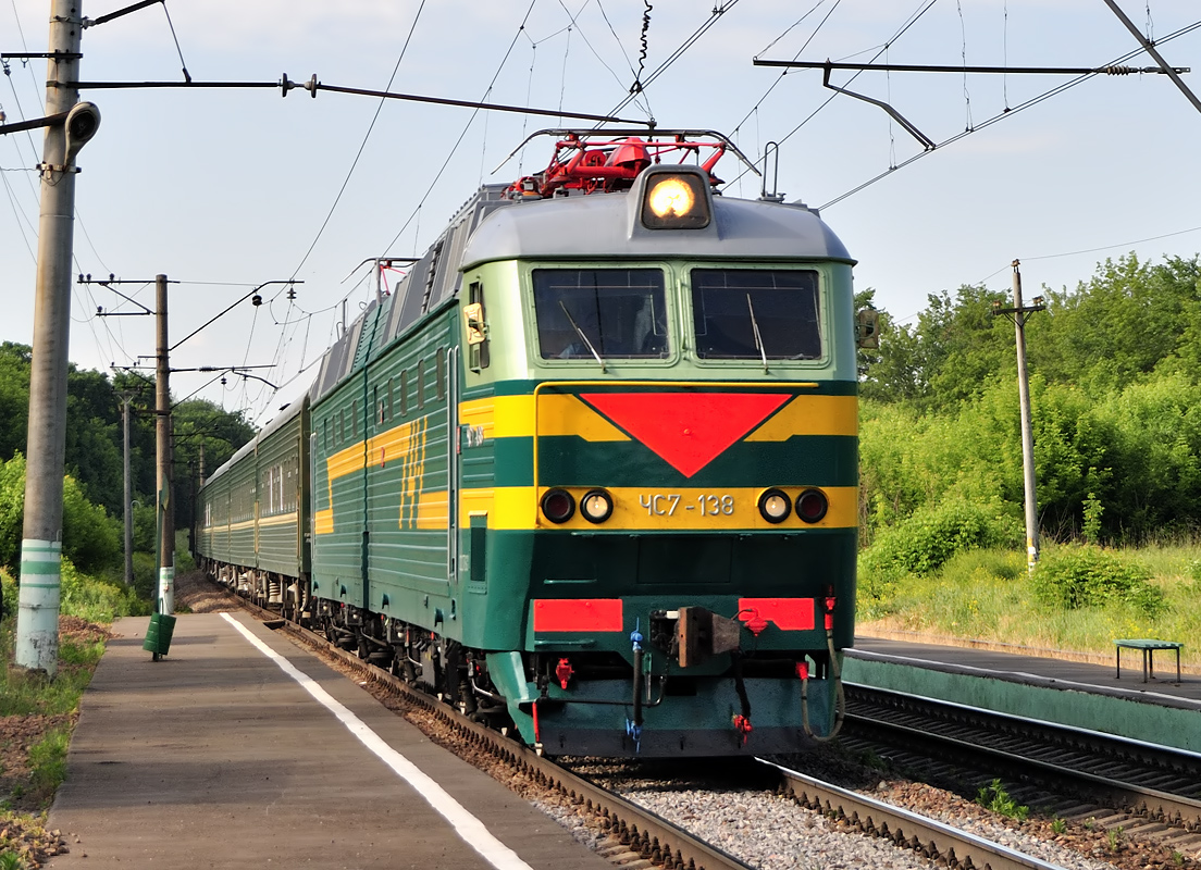 Поезд москва мценск. Локомотив чс7 158. Чс7 030. Чс7 224. Чс7 грузовой.