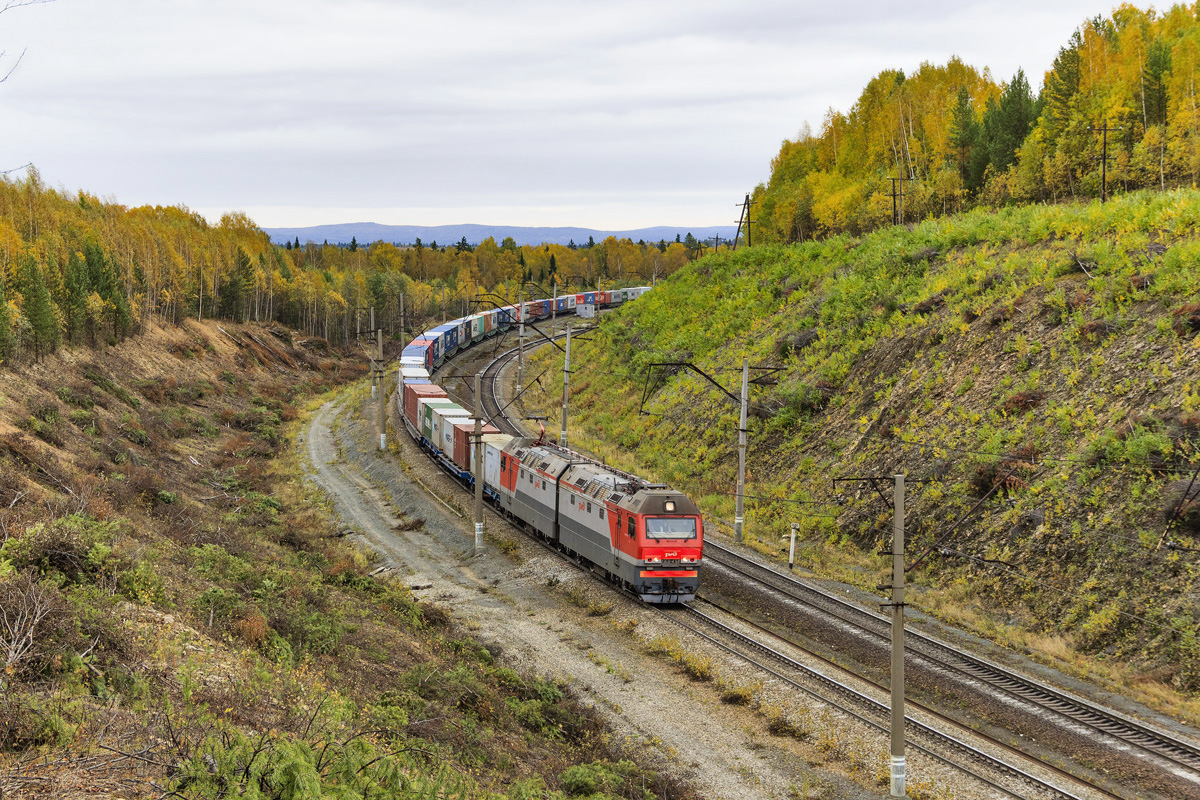 Железнодорожный область. Свердловская железная дорога фото. Трек Свердловская железная дорога. Свердловская железная дорога виды деятельности. Поезд проходящий через рынок.