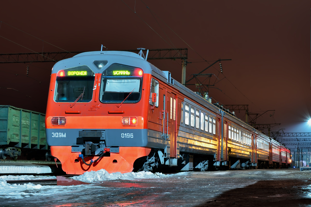 Поезда грязи воронежские. Электропоезд эд9м Мурманск зима. Эд9м и эд4м отличия. Поезд Павелец Воронеж. Эд9м вечером фото.