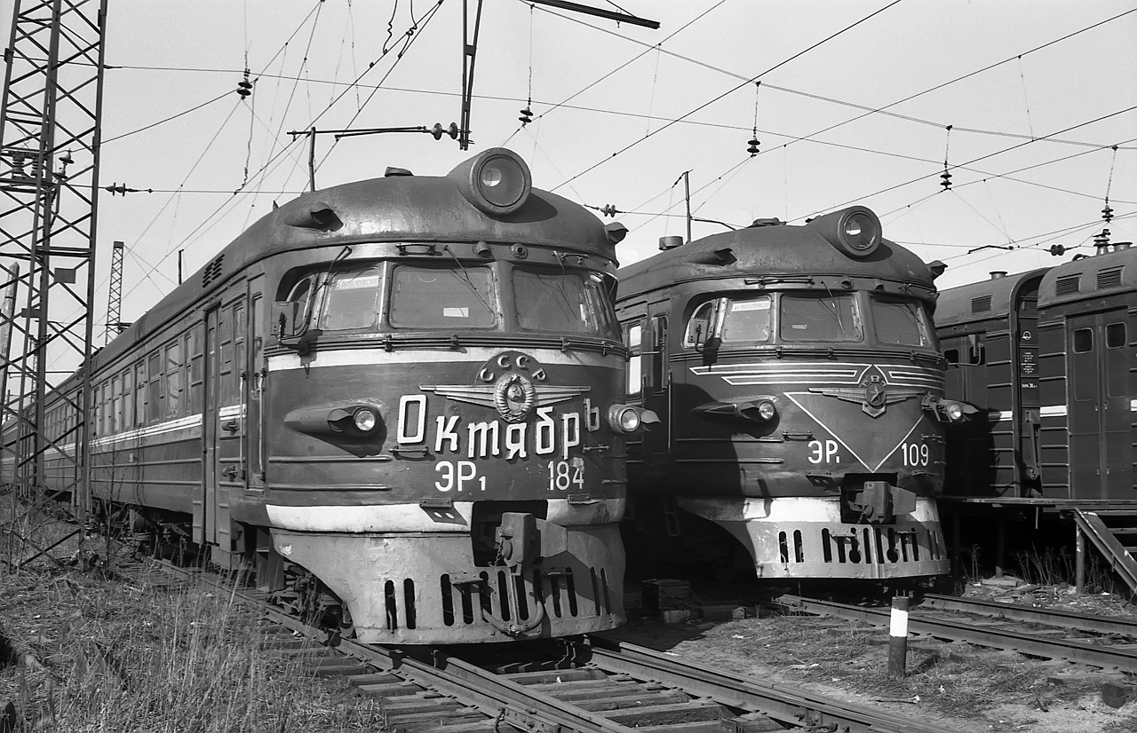 Поезд сс. Электропоездов эр1 1957. Эр1 СССР. Электропоезд эр1 в Иркутске. Эр1 Ленинград.