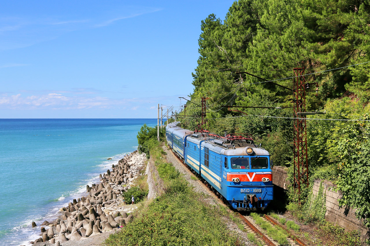 Поезд ростов на дону гагра. Вл10 Абхазия. Железная дорога Сочи Сухум. Гагра туристический вл10. Вл10 перегон Туапсе Гагра.
