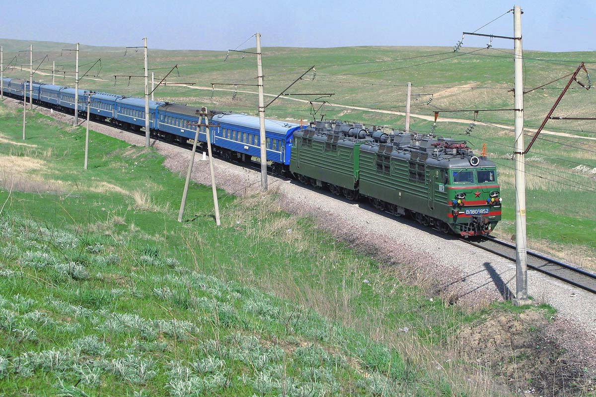 Турксиб сейчас. Куркудук. Поезд 24 Актобе Алматы фото поезда. Депо на Турксибе в Казахстане фото. Поезд 23 апреля