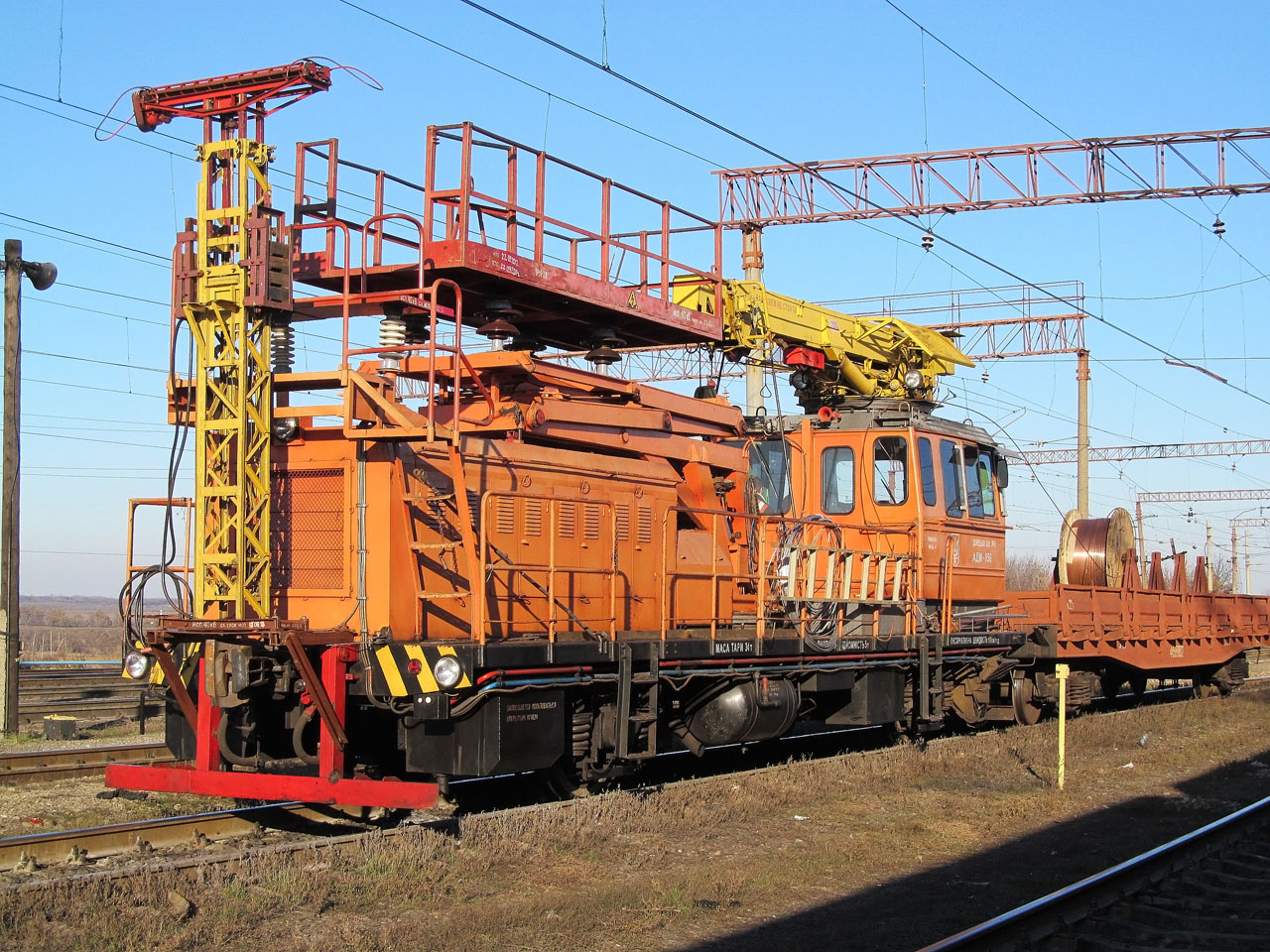 Установленные позволят. Адм 700 трейнпикс. Вибропантограф. Адм ЖД техника. Вибропантограф на электровозе конструкция.