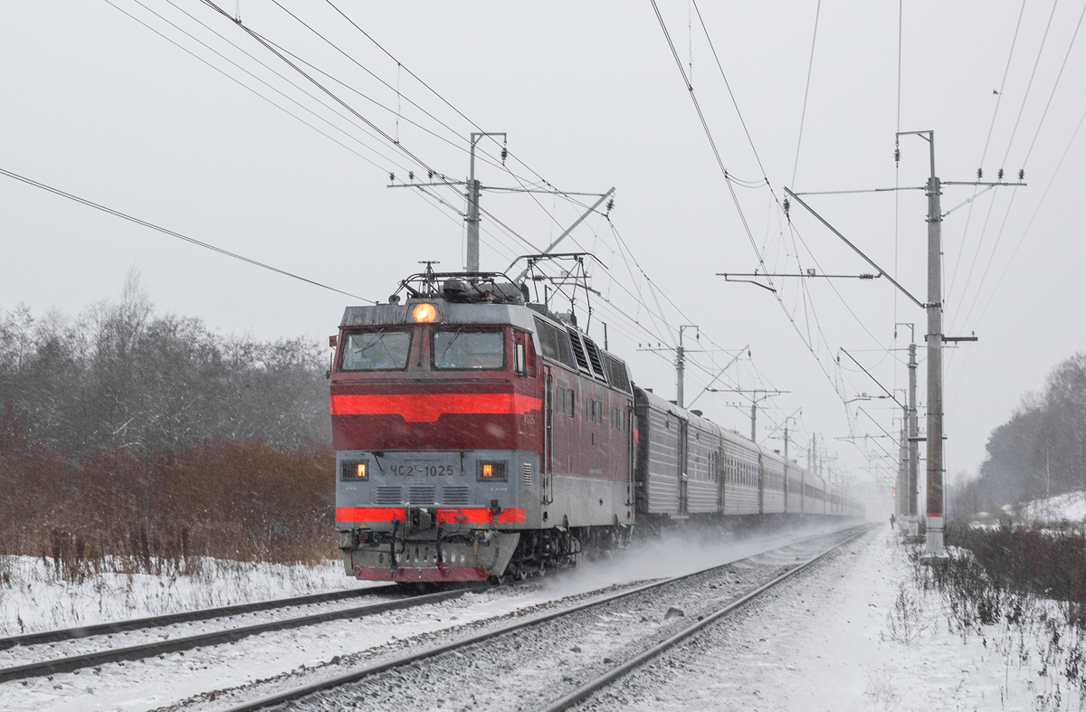 Поезд санкт петербург котлас. Чс2т-1025. Чс2т-1063. Чс2т 1025 депо.