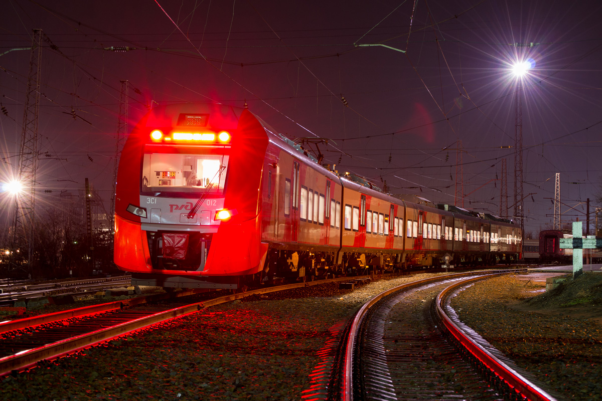 Поезд едет вечером. Поезд ночью. Поезд РЖД. Российские поезда. Красный поезд.