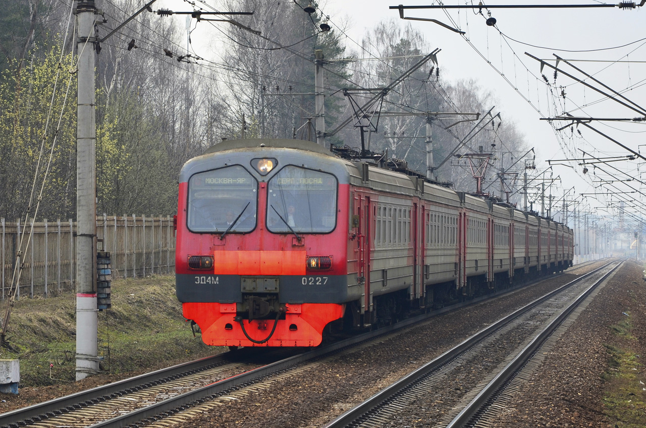 Электричка софрино пушкино. Эд4м 0227. Электричка эд4м экспресс. Российские поезда. Поезд на перегоне.