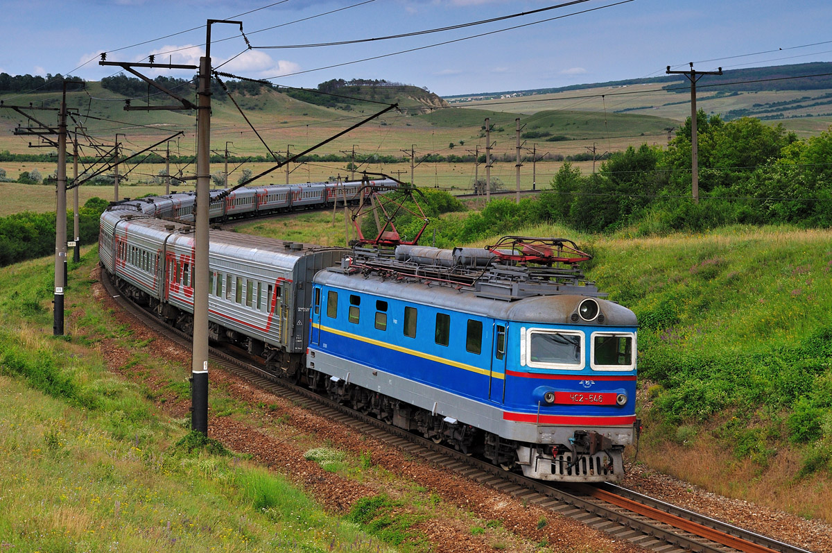 Поезда видео железная дорога. Чс2 546. Поезда Украины чс2. Украинская железная дорога. Пассажирский поезд.