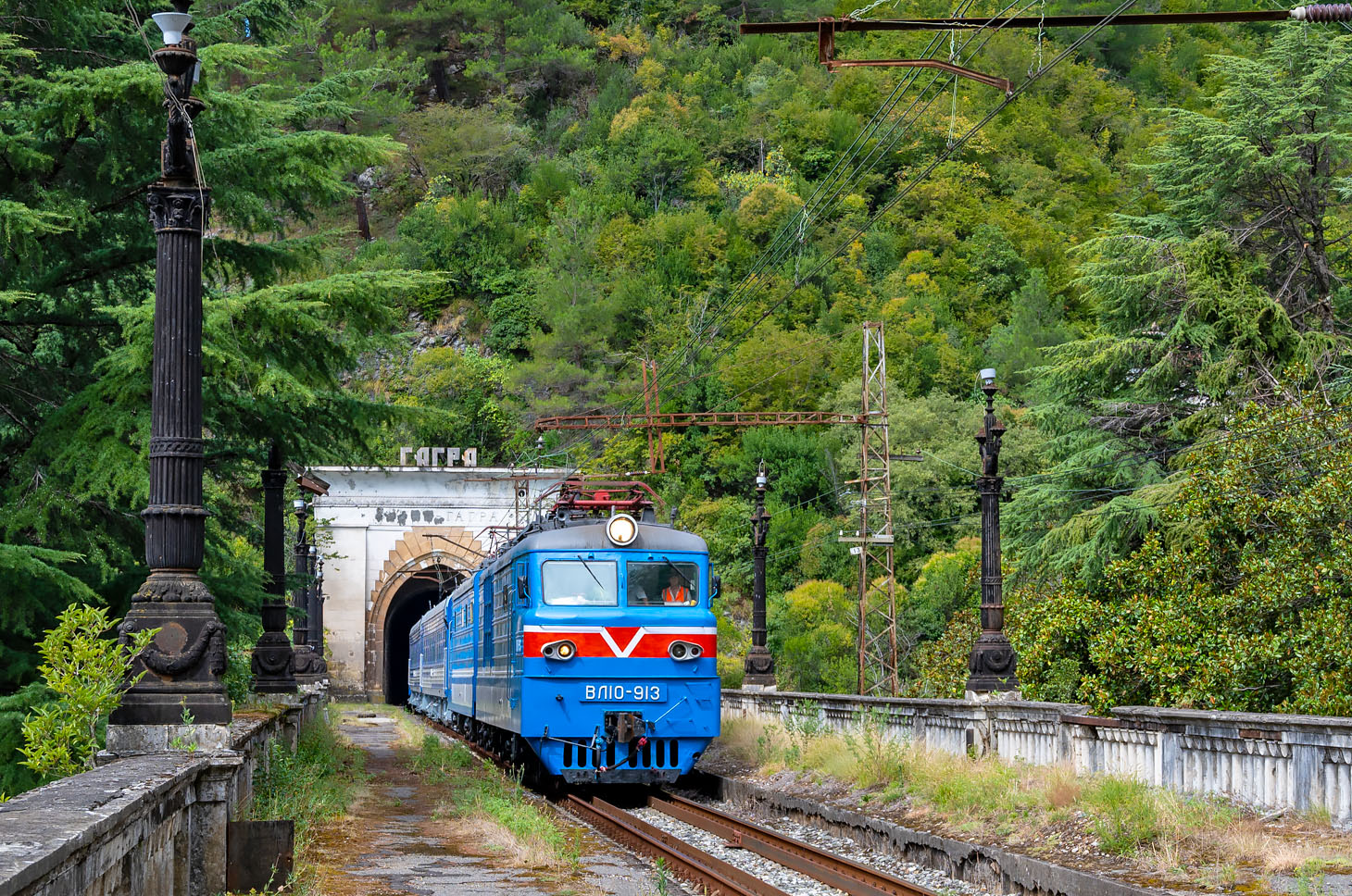 Ехать ли в абхазию в 2024 году. Железная дорога Адлер Сухум. Туристический поезд «Сочи» Туапсе – Сочи – Гагра. Вл 10 Туапсе Гагра. Абхазия железная дорога Сухум.