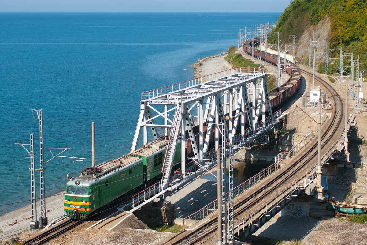 Сайт жд крыма. Вл10 Крымская железная дорога. Крымский мост Железнодорожный путь. Поезд Крымская железная дорога. Железная дорога по морю.