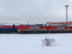 ТЭМ18ДМ-2101 (Moscow Railway); 2ТЭ25КМ-0701 (Kazakhstan Temir Zholy); ТЭМ18ДМ-2102 (Moscow Railway)