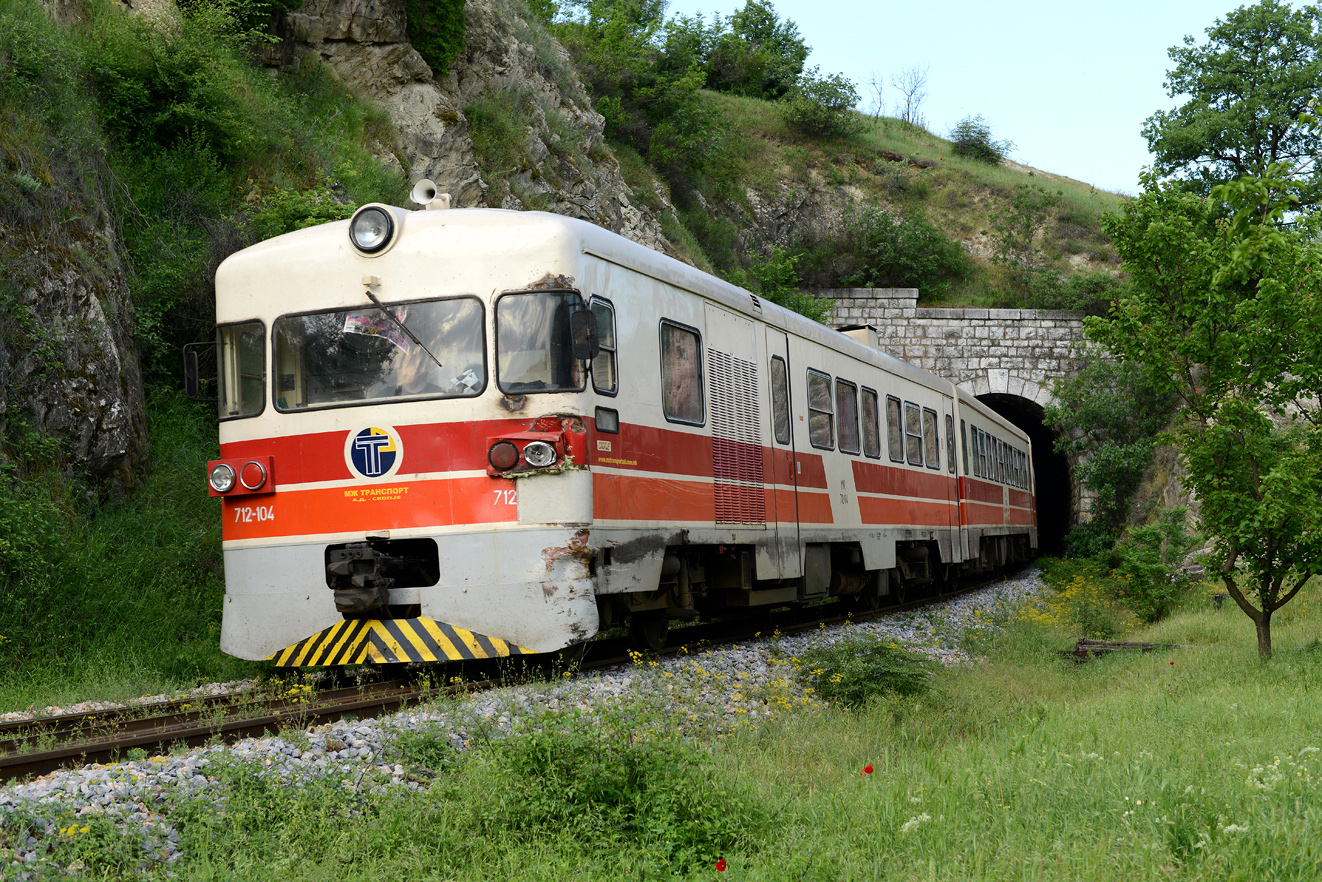712 104