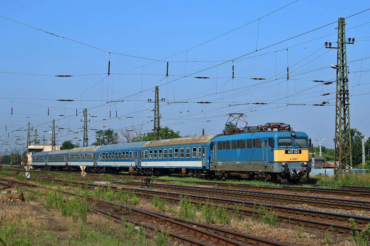 431 023