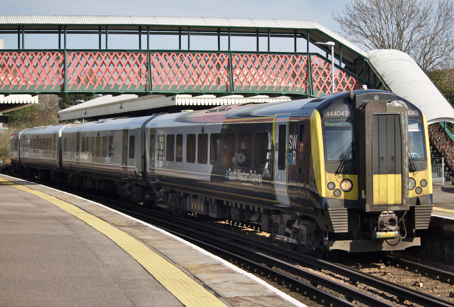 444043