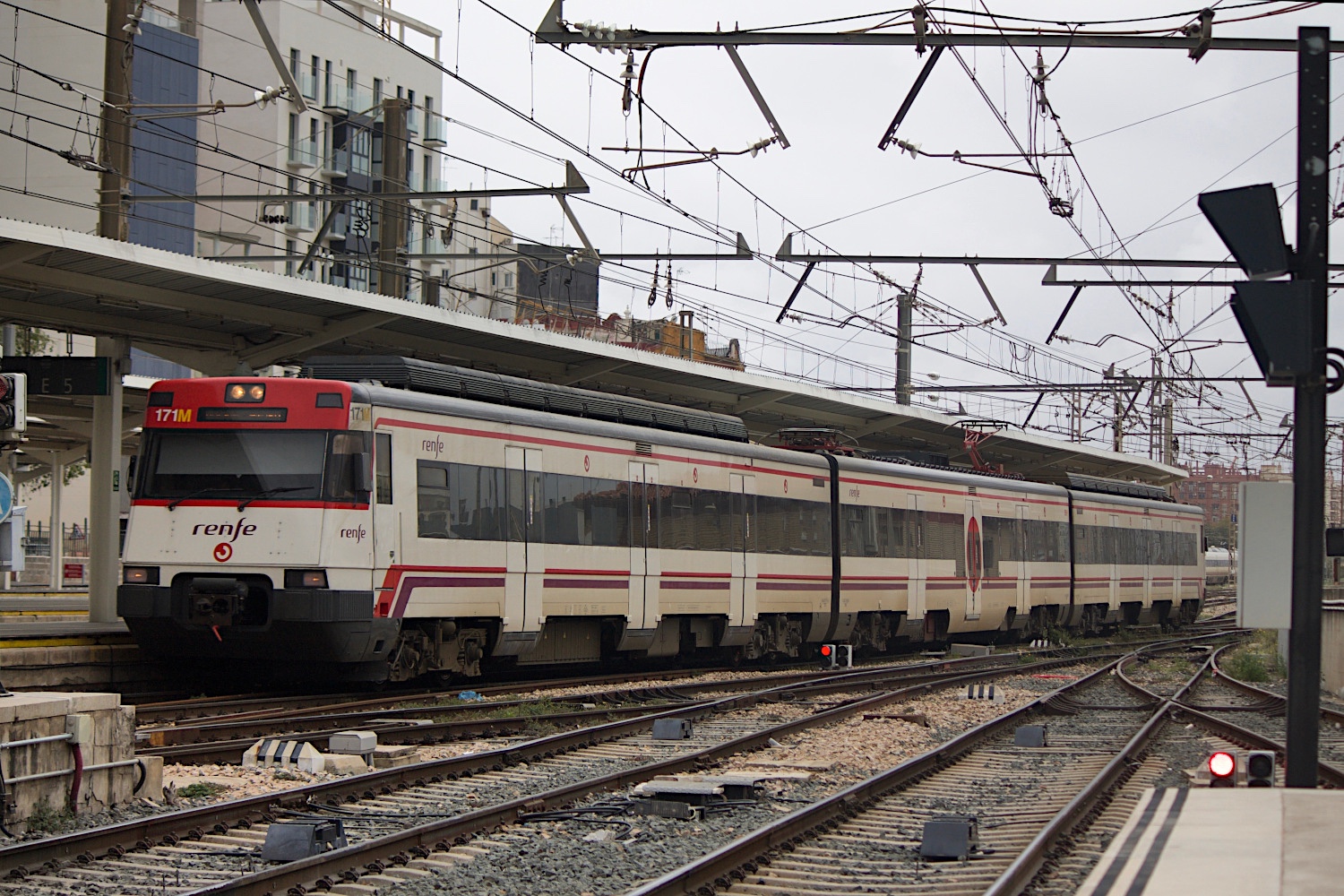 447 086