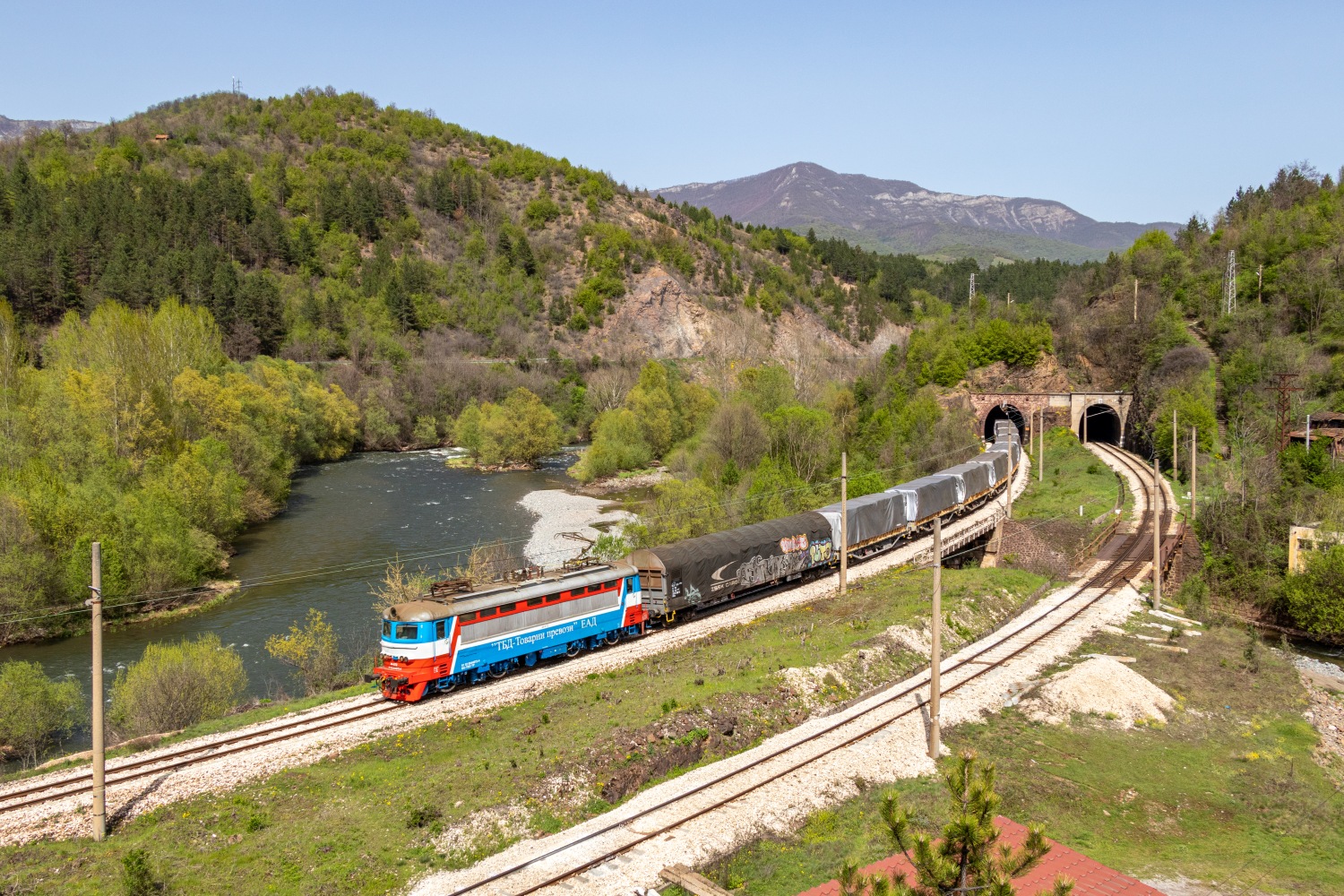44 072