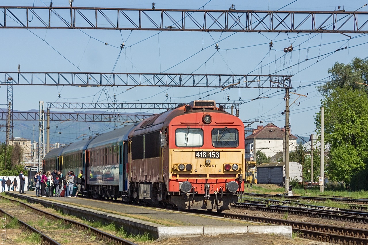 418 153