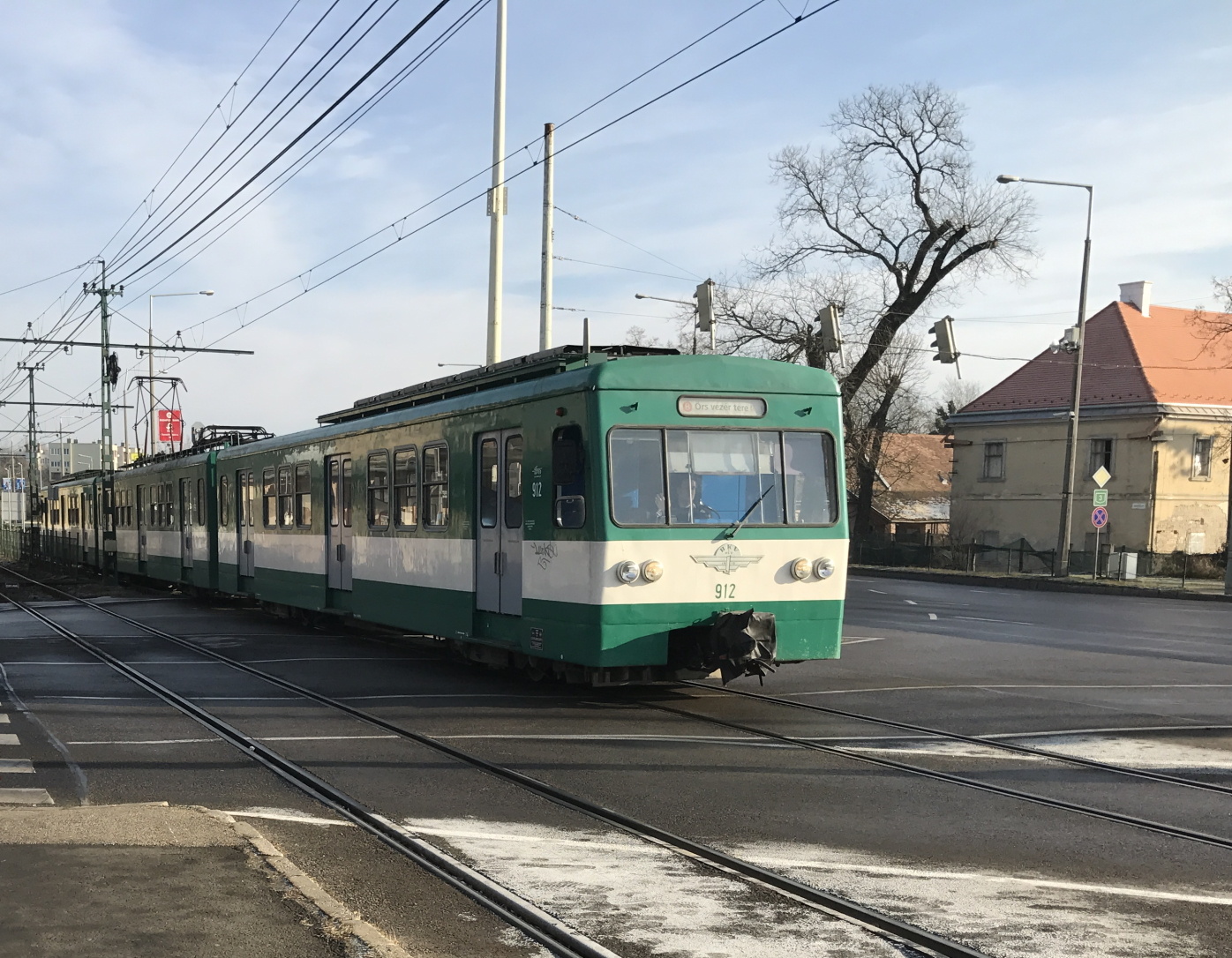 912