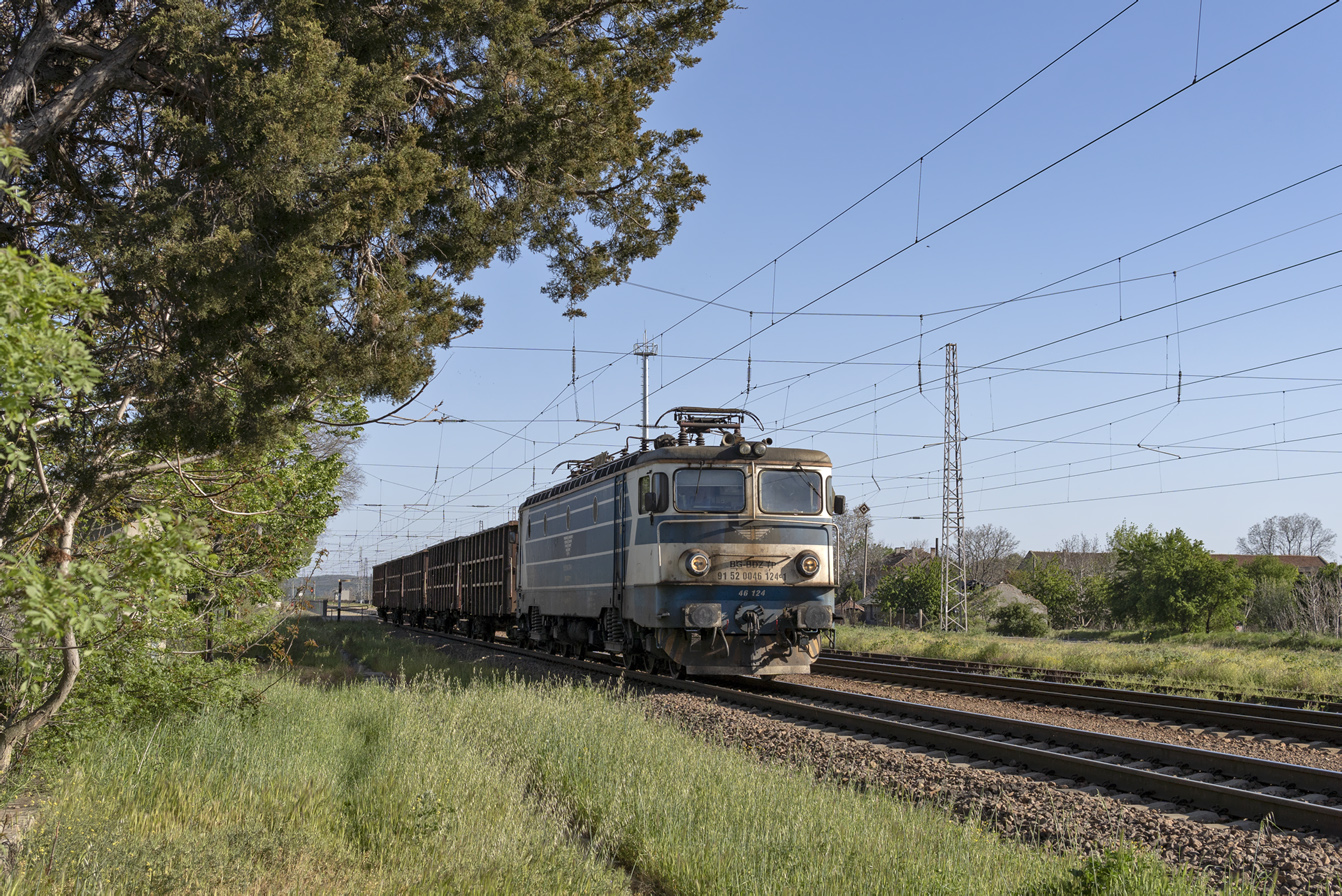 46 124