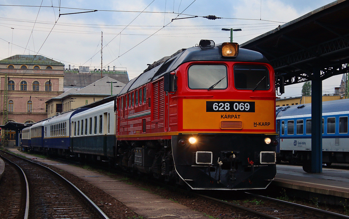 628 069
