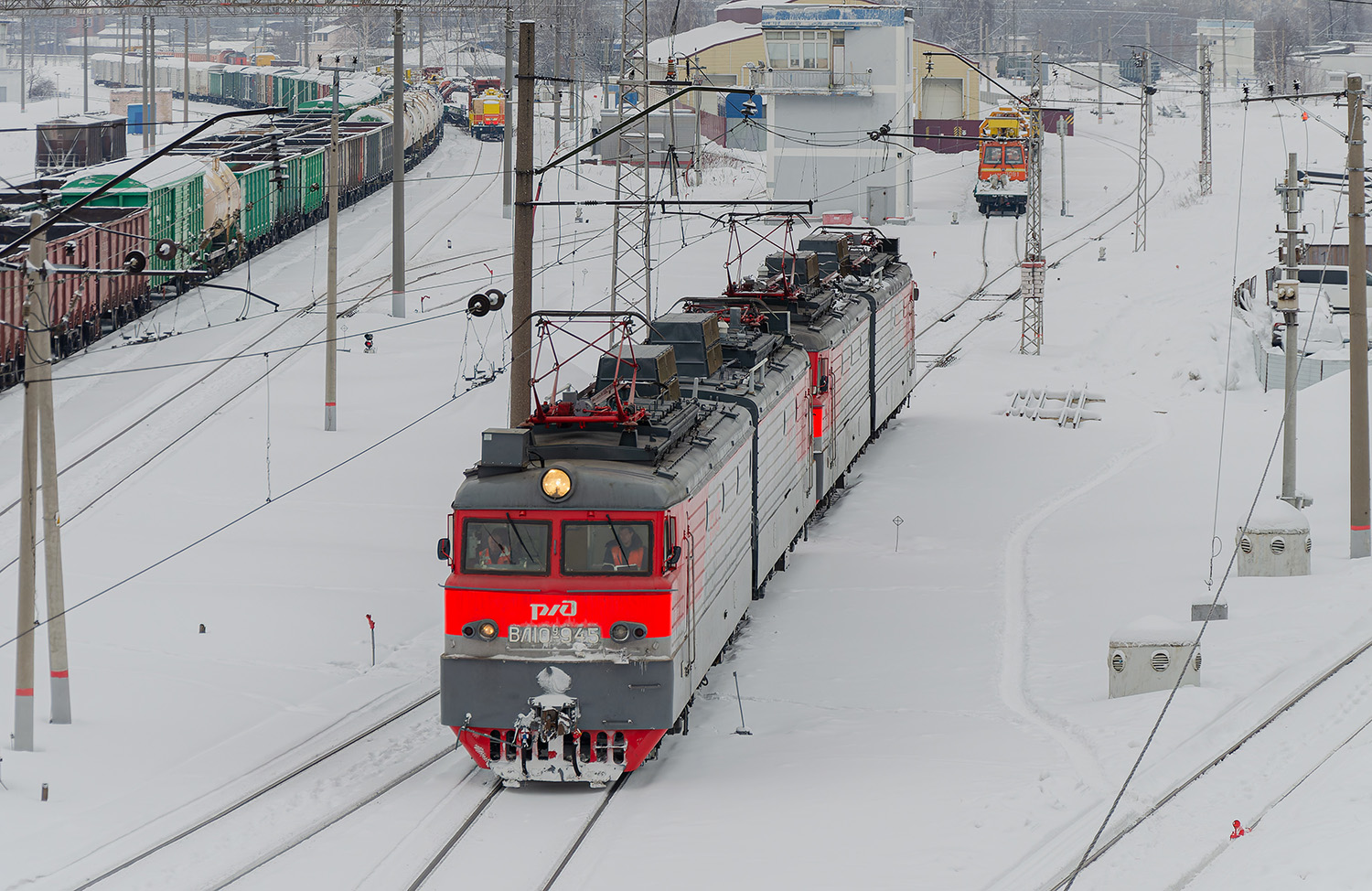ВЛ10У-945