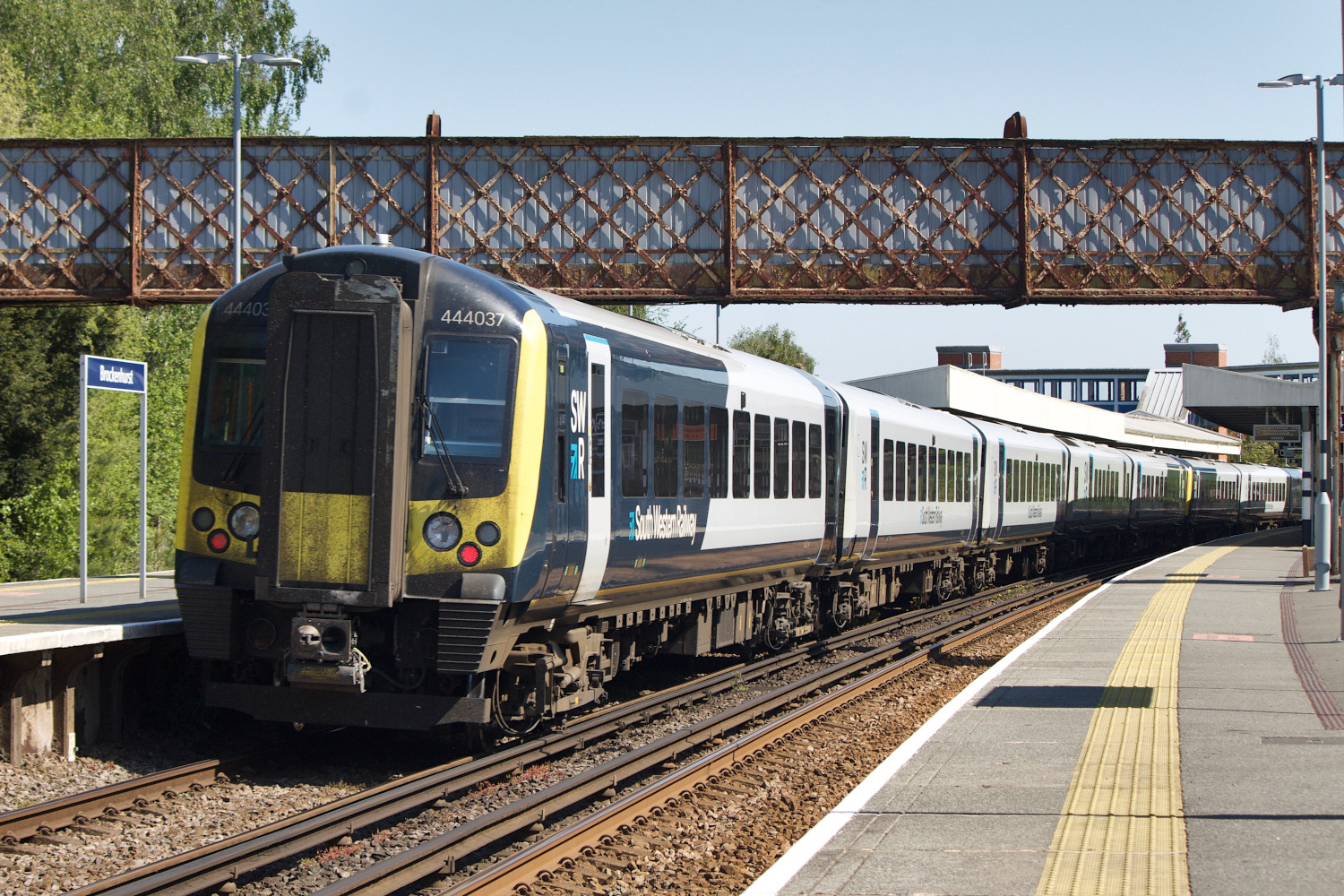 444037