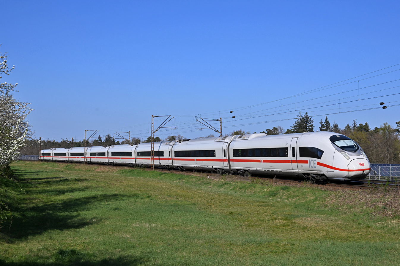407 004