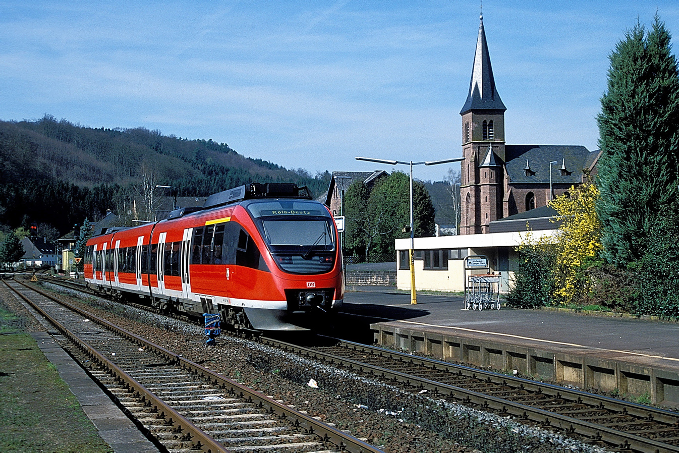 644 043