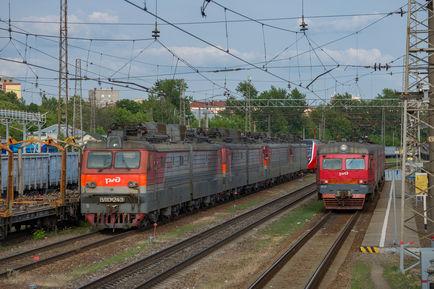 ВЛ10УК-243; ЭР2Р-7084