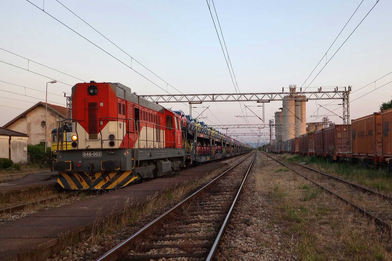 648 002