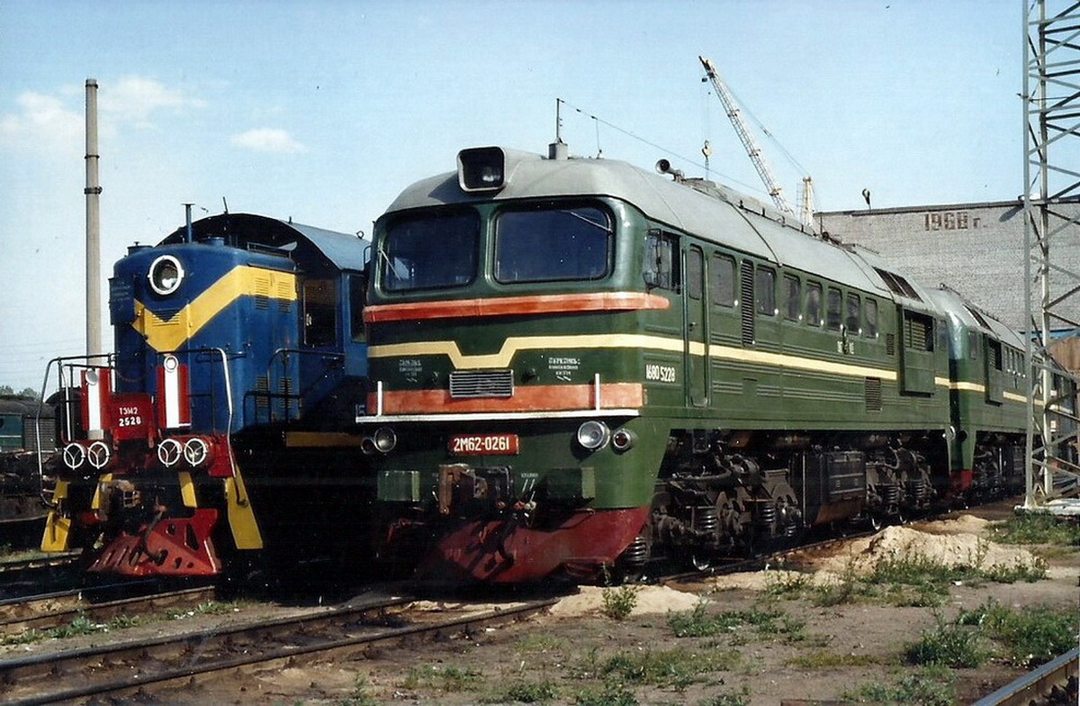 ТЭМ2-2528; 2М62-0261