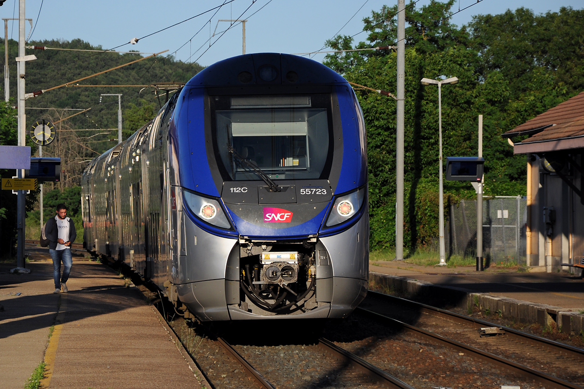55723