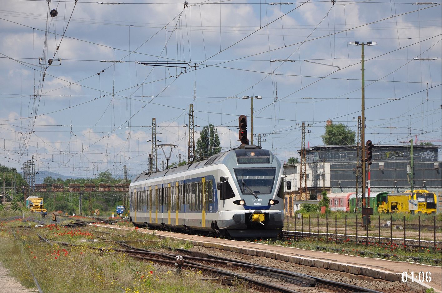 415 099
