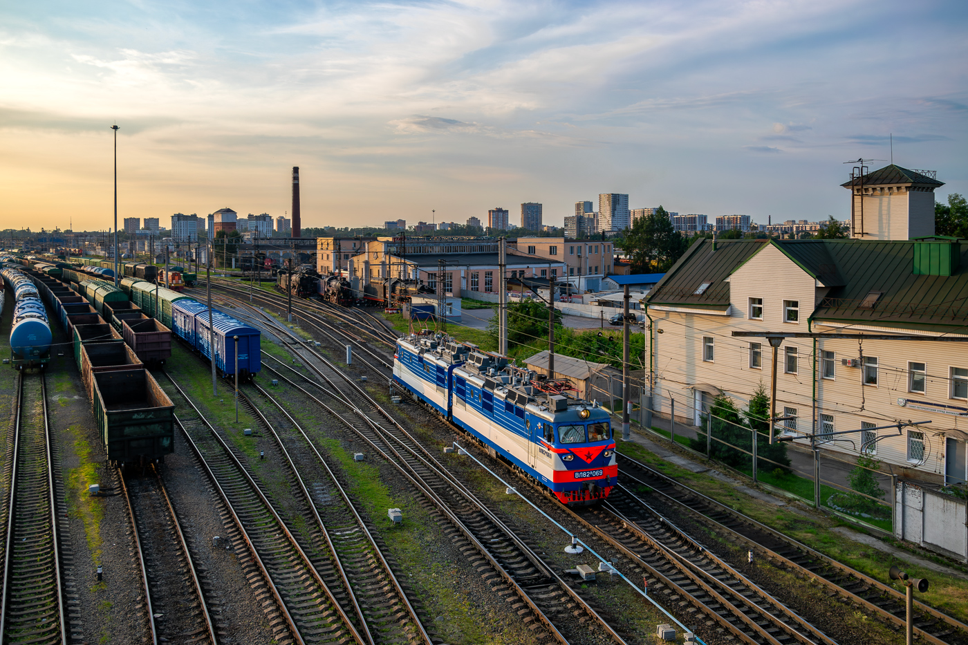 ВЛ82М-069