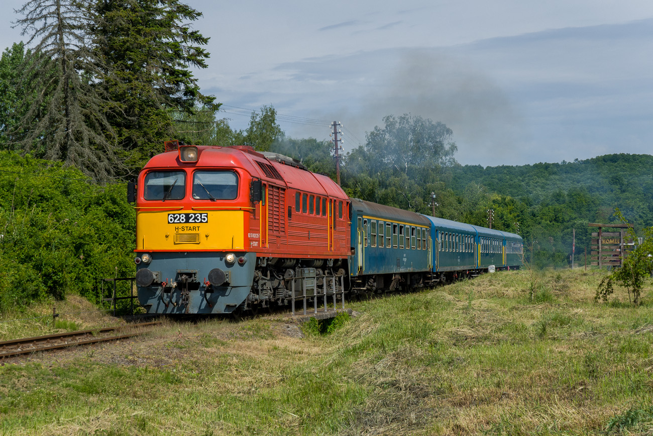 628 235