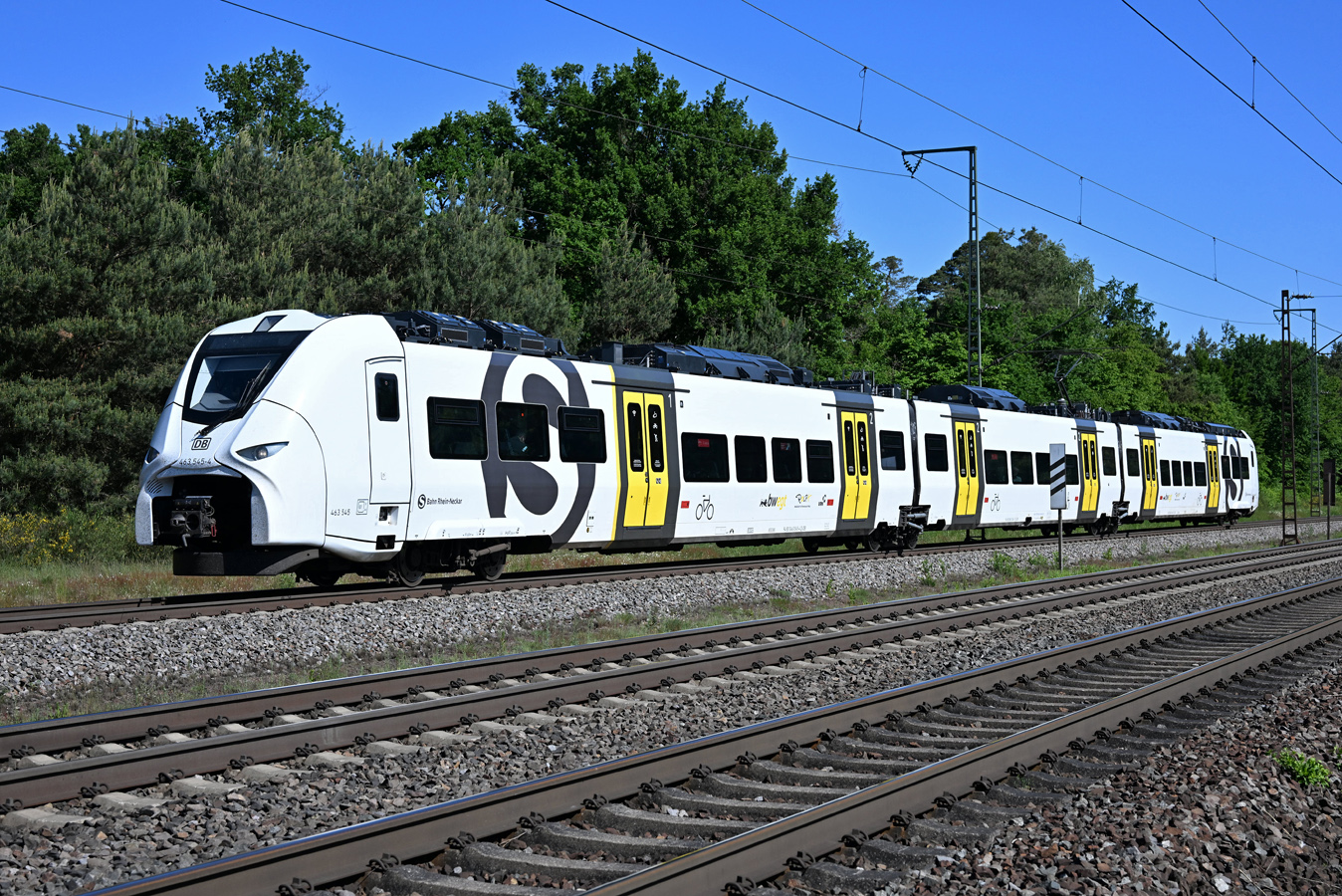 463 045