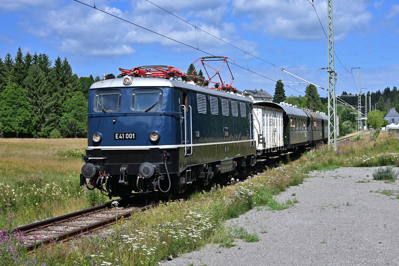 E41 001