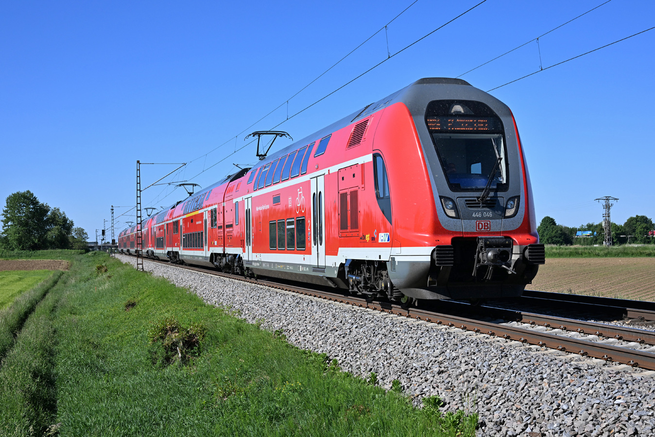 446 046