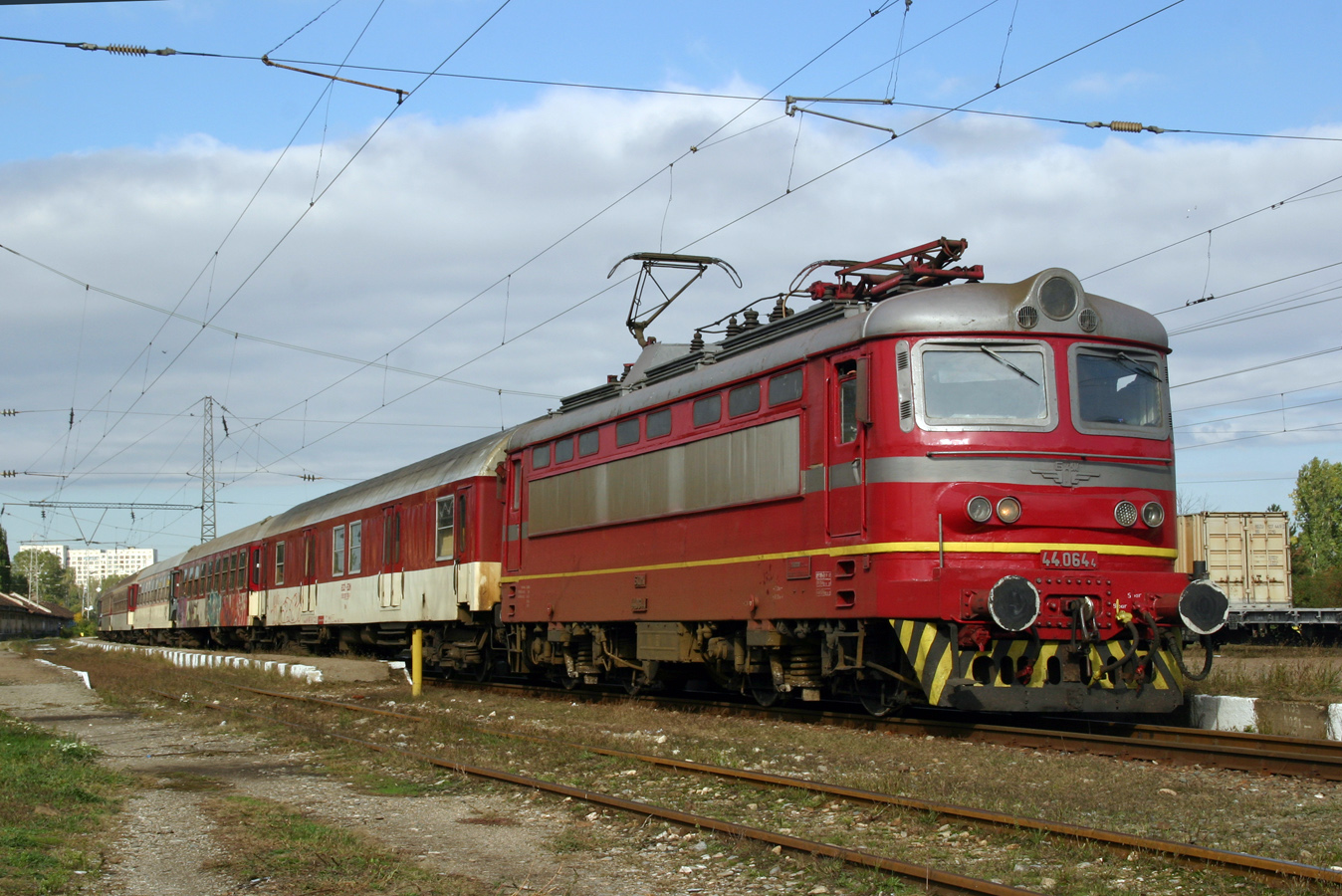 44 064