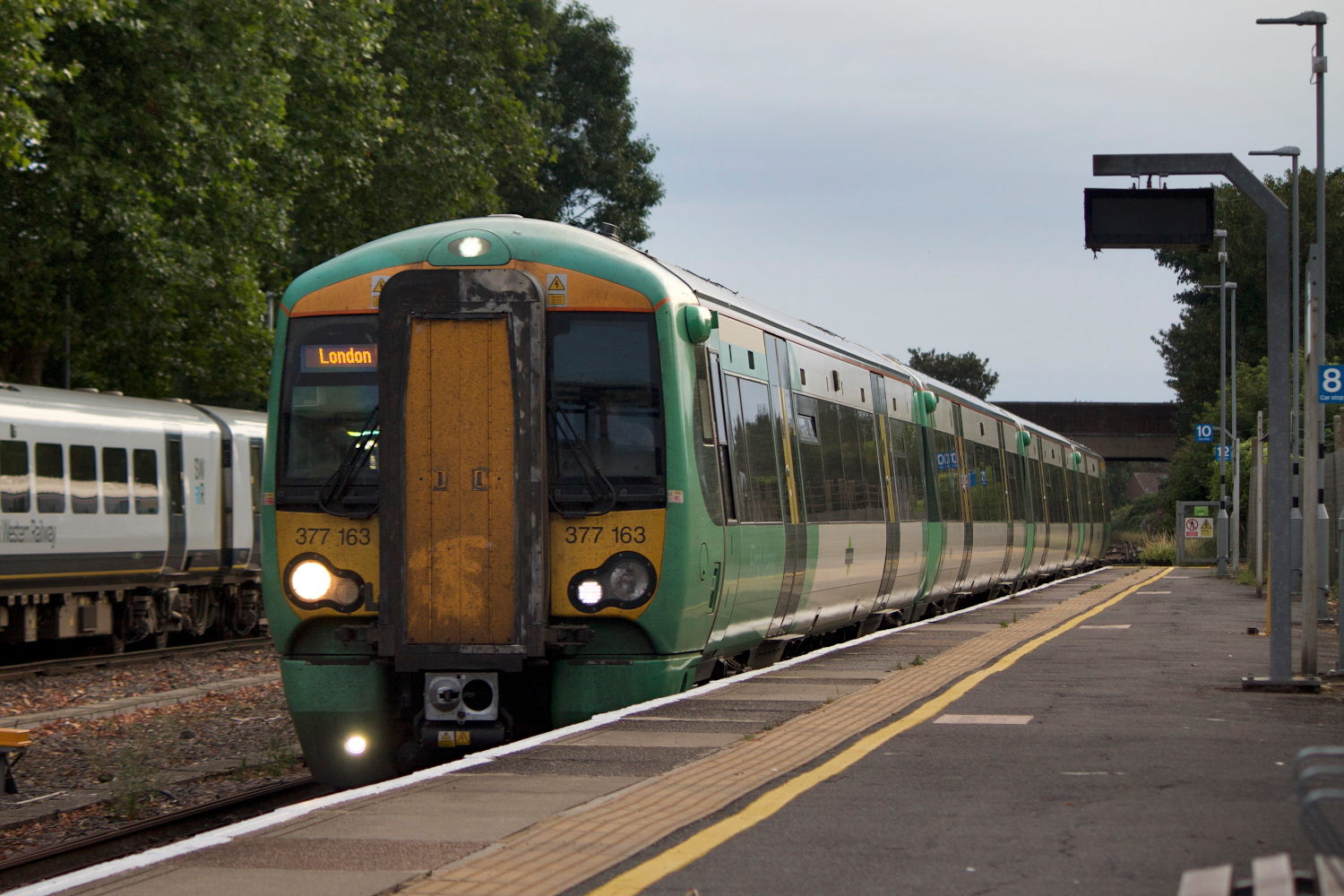 377163