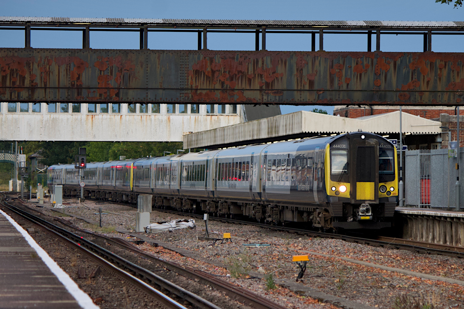 444031
