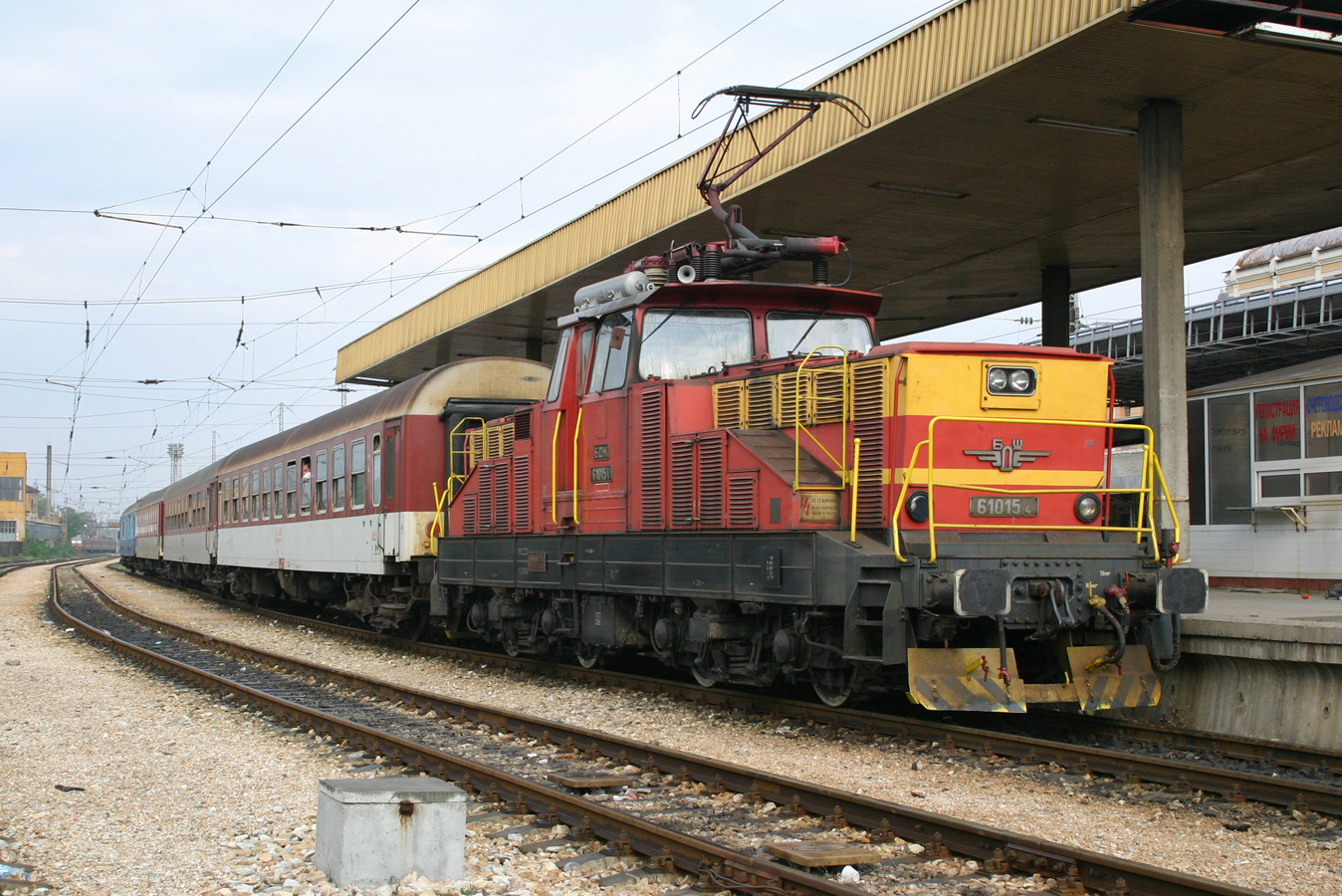 61 015