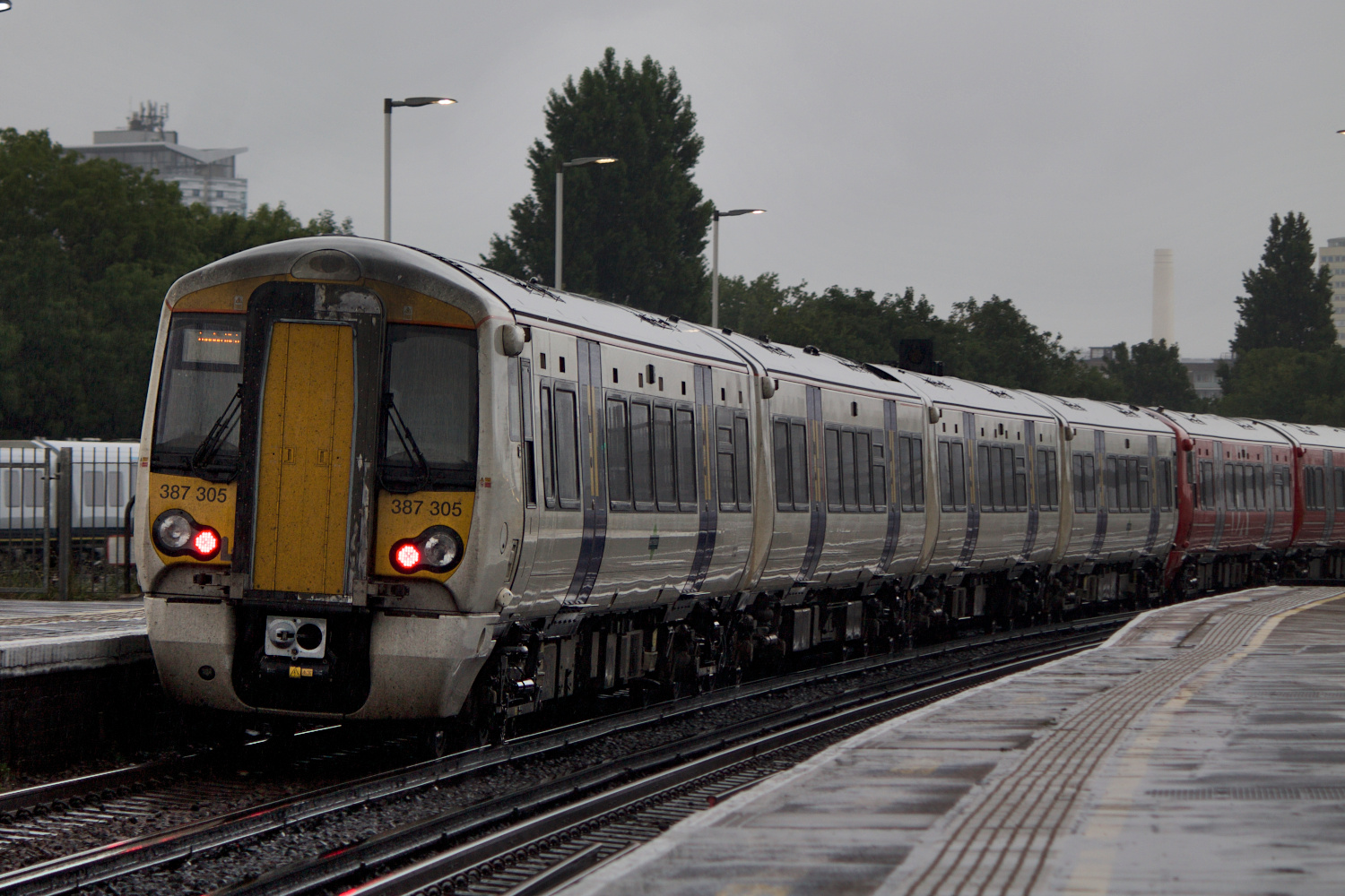 387305