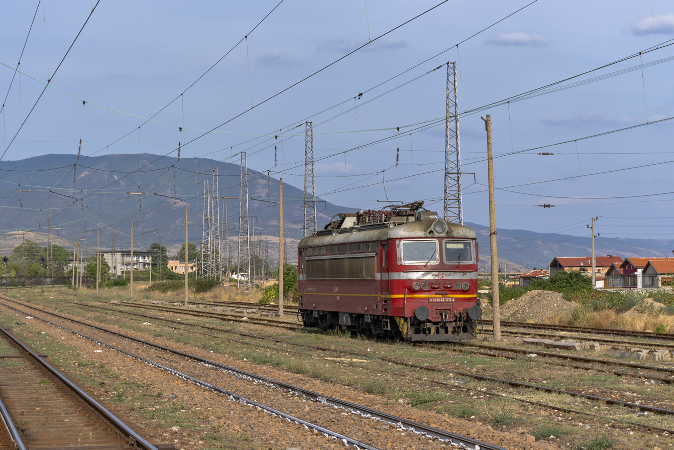 44 173