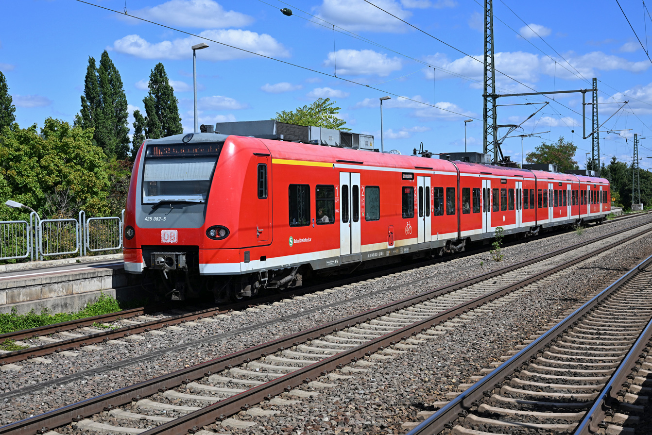 425 082
