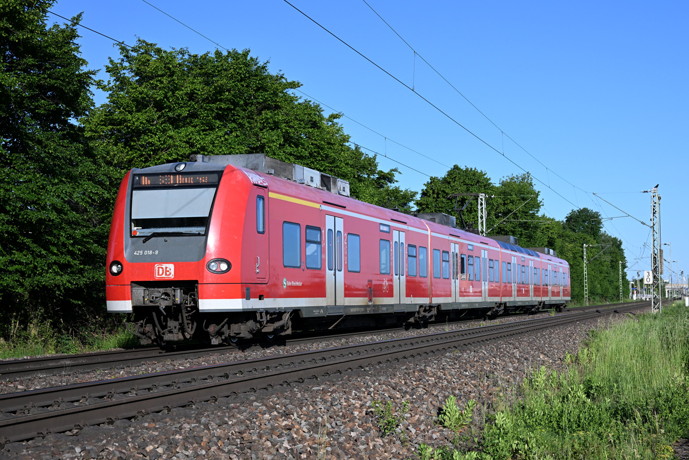 425 018