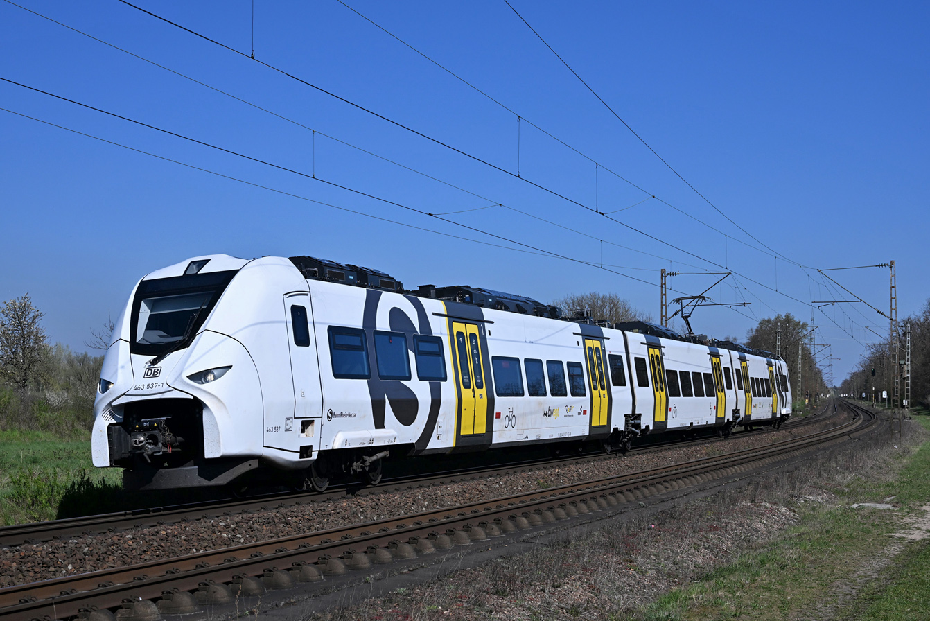 463 037